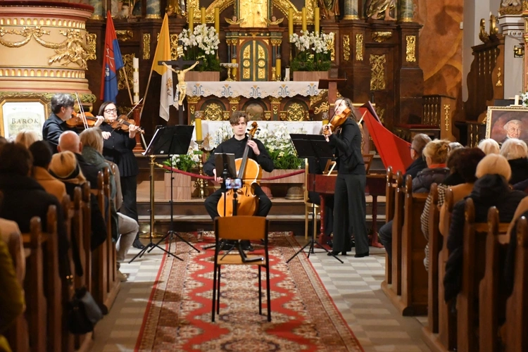 Koncert w sanktuarium Matki Bożej Królowej Pokoju w Otyniu