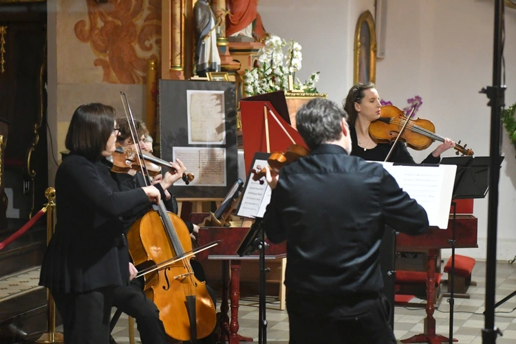 Koncert w sanktuarium Matki Bożej Królowej Pokoju w Otyniu