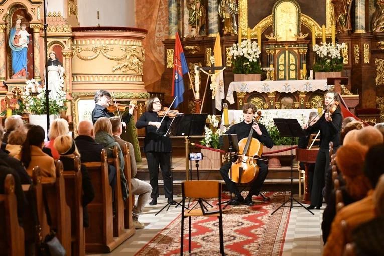 Koncert w sanktuarium Matki Bożej Królowej Pokoju w Otyniu