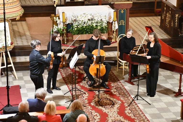 Koncert w sanktuarium Matki Bożej Królowej Pokoju w Otyniu