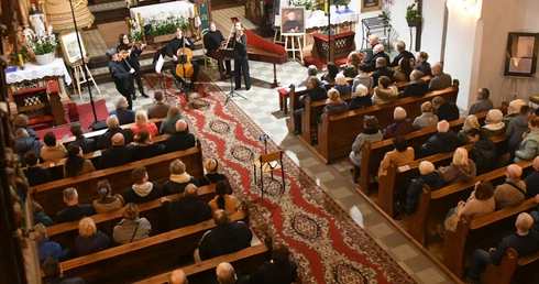 Koncert w sanktuarium Matki Bożej Królowej Pokoju w Otyniu