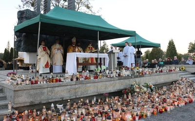 Porządek uroczystości na cmentarzach radomskich