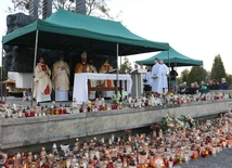 Mszy św. 1 listopada, w uroczystość Wszystkich Świętych, na cmentarzu komunalnym przewodniczył będzie bp Marek Solarczyk.