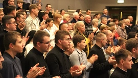 Ten spektakl utkany jest z prawdziwych wspomnień, rozmów, listów