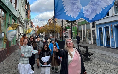 Z aniołami wędrujemy, być świętymi próbujemy!