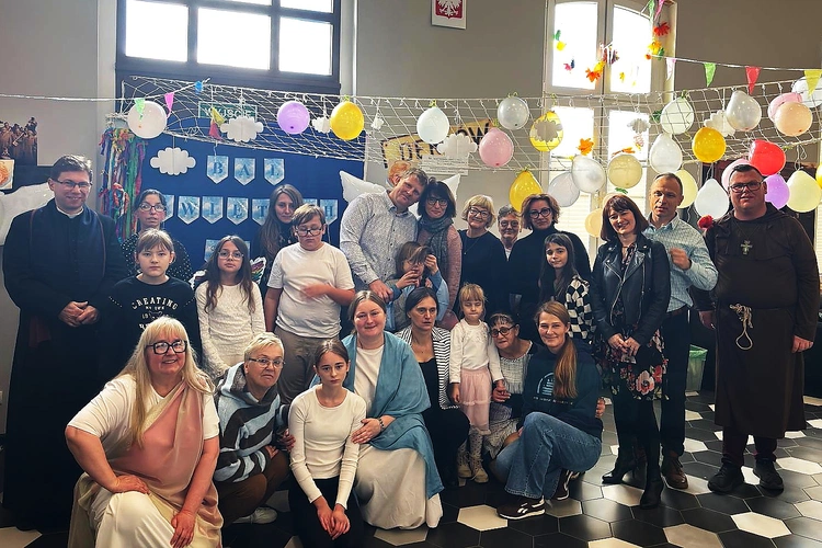 Z aniołami wędrujemy, być świętymi próbujemy!