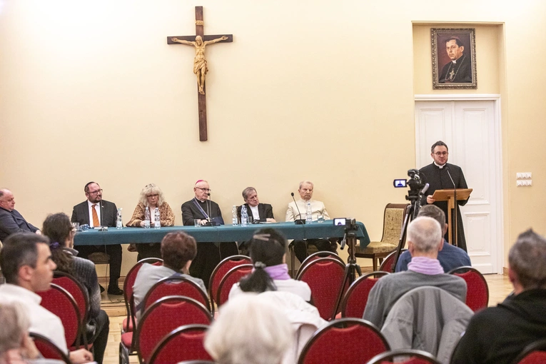 Bp Jarecki: Dialog między religiami to wymiana darów