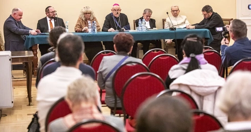 Bp Jarecki: Dialog między religiami to wymiana darów