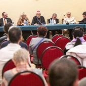 Bp Jarecki: Dialog między religiami to wymiana darów