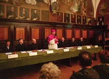 – Wielcy  mistycy  nie zawsze piszą traktaty. Czasem haftują bieliznę ołtarzową – podkreślił abp Wojda. 