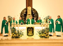 Abp Zieliński w gronie zaprzyjaźnionych kapłanów.