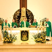 Abp Zieliński w gronie zaprzyjaźnionych kapłanów.