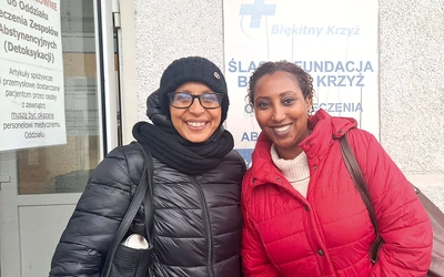 Psycholog Mekdem Tesfamichael (z prawej)  i lekarz Krystyna Kebede  przed Oddziałem Leczenia Zespołów Abstynencyjnych Błękitnego Krzyża w Bielsku-Białej. 
