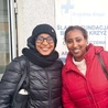 Psycholog Mekdem Tesfamichael (z prawej)  i lekarz Krystyna Kebede  przed Oddziałem Leczenia Zespołów Abstynencyjnych Błękitnego Krzyża w Bielsku-Białej. 