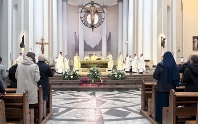 – Mamy pięć świec i pięć dziesiątek różańca nawiązujących do pięciu kolorów misyjnych. Jest jeszcze kawałek płótna – materiału misyjnego, który dostaliśmy z Zambii – tłumaczył symbolikę dekoracji w prezbiterium ks. Grzegorz Wita, odpowiedzialny za dzieła misyjne w archidiecezji katowickiej.