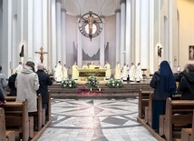 – Mamy pięć świec i pięć dziesiątek różańca nawiązujących do pięciu kolorów misyjnych. Jest jeszcze kawałek płótna – materiału misyjnego, który dostaliśmy z Zambii – tłumaczył symbolikę dekoracji w prezbiterium ks. Grzegorz Wita, odpowiedzialny za dzieła misyjne w archidiecezji katowickiej.