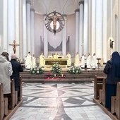 – Mamy pięć świec i pięć dziesiątek różańca nawiązujących do pięciu kolorów misyjnych. Jest jeszcze kawałek płótna – materiału misyjnego, który dostaliśmy z Zambii – tłumaczył symbolikę dekoracji w prezbiterium ks. Grzegorz Wita, odpowiedzialny za dzieła misyjne w archidiecezji katowickiej.