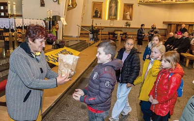 Uczniowie odebrali cebulki roślin symbolizujących nadzieję.