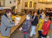 Uczniowie odebrali cebulki roślin symbolizujących nadzieję.