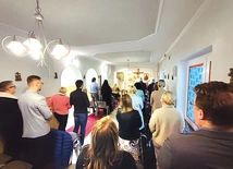 Spotkanie  wokół ołtarza  to początek  pracy Caritas  – to jest podkreślane  na każdym  kroku.