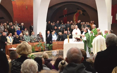 Na dziękczynnej modlitwie  zebrali się pracownicy, wolontariusze, przyjaciele  oraz bliscy osób, którymi  opiekuje się placówka.