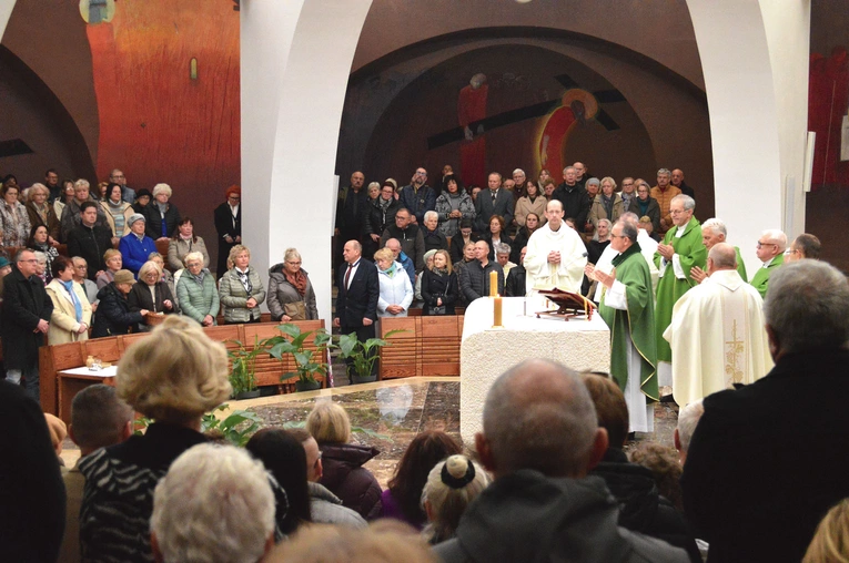 Na dziękczynnej modlitwie  zebrali się pracownicy, wolontariusze, przyjaciele  oraz bliscy osób, którymi  opiekuje się placówka.