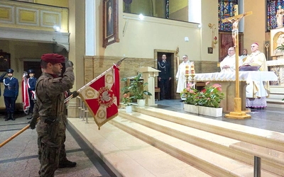 Uroczyste wprowadzenie sztandaru Wojska Polskiego do kościoła w Gliwicach.