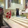 Uroczyste wprowadzenie sztandaru Wojska Polskiego do kościoła w Gliwicach.