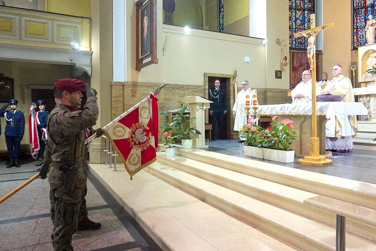 Uroczyste wprowadzenie sztandaru Wojska Polskiego do kościoła w Gliwicach.