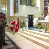 Uroczyste wprowadzenie sztandaru Wojska Polskiego do kościoła w Gliwicach.