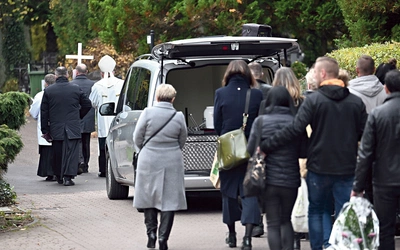 Pogrzeb zmarłych przed urodzeniem na cmentarzu w Koszalinie. 