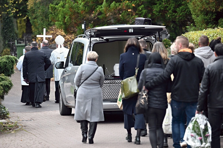 Pogrzeb zmarłych przed urodzeniem na cmentarzu w Koszalinie. 