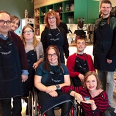 – Mamy szczęście, mając taką szefową, jaką jest nasza Kasia – mówią zgodnie pracownicy MOCnej, których na co dzień wspierają trenerzy pracy. Reportaż z kawiarni opublikujemy 5 listopada na: krakow.gosc.pl.