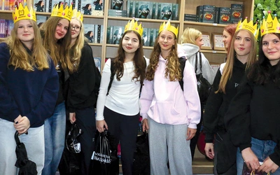 Wśród gości targowych przeważali ludzie młodzi. Przyjechała  m.in. grupa uczennic IV LO  w Tarnowie.