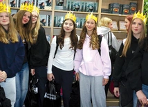 Wśród gości targowych przeważali ludzie młodzi. Przyjechała  m.in. grupa uczennic IV LO  w Tarnowie.