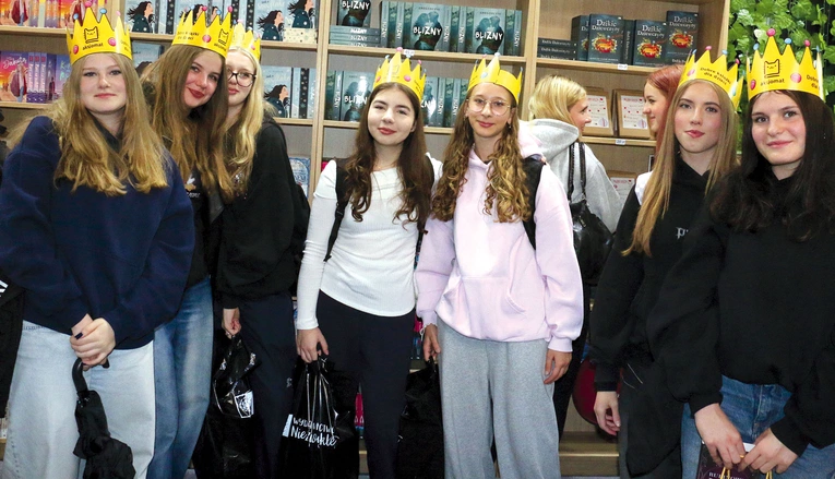 Wśród gości targowych przeważali ludzie młodzi. Przyjechała  m.in. grupa uczennic IV LO  w Tarnowie.