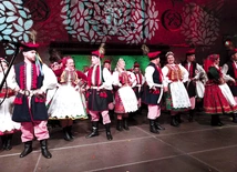 Mietniowiacy z pasją prezentują tańce i śpiewy ze swojego regionu.