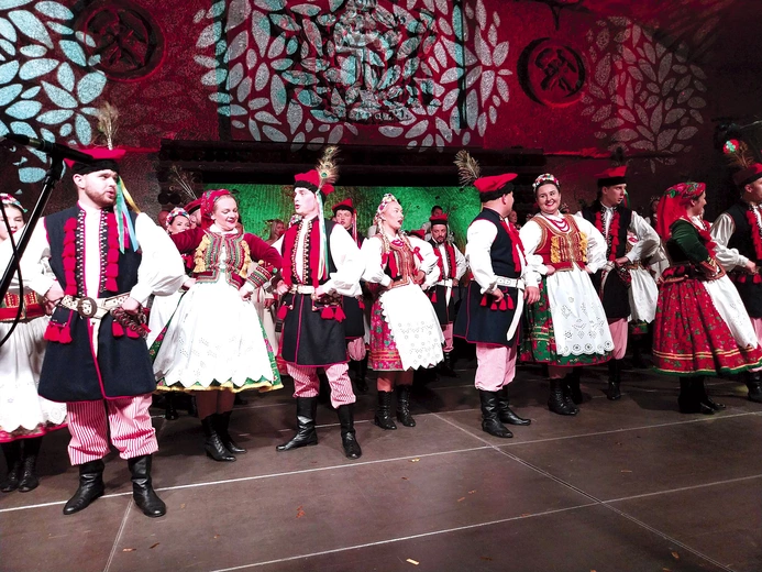 Mietniowiacy z pasją prezentują tańce i śpiewy ze swojego regionu.