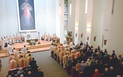 Szafarze i akolici na Eucharystii inaugurującej rok akademicki w WSD.