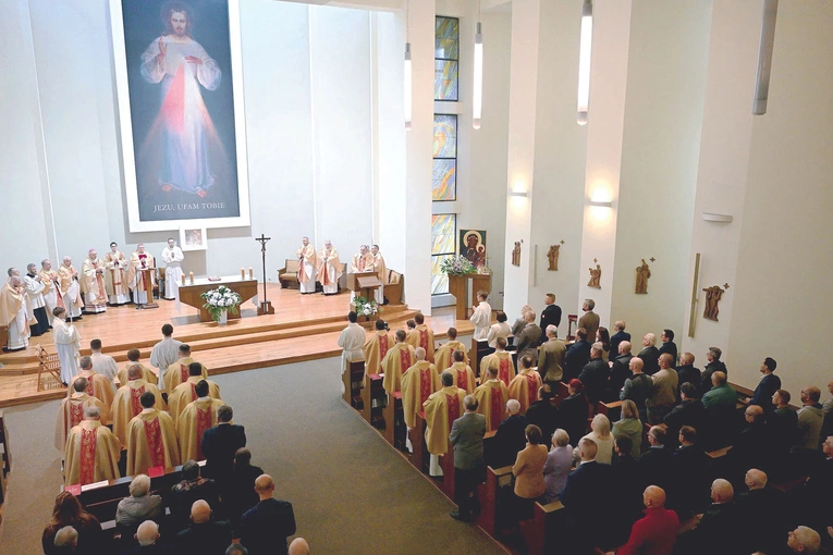 Szafarze i akolici na Eucharystii inaugurującej rok akademicki w WSD.