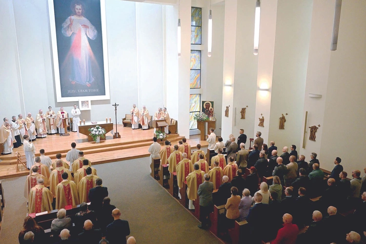 Szafarze i akolici na Eucharystii inaugurującej rok akademicki w WSD.