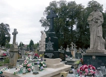  Każdy z grobów opowiada o czyimś życiu. 