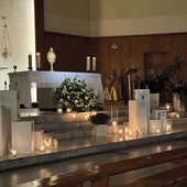 Uwielbienie na Rawce odbywało się w obecności 25 relikwii  świętych i błogosławionych.