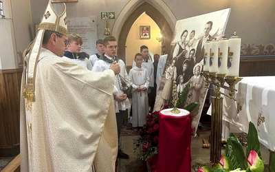 Relikwie z „bliźniaczej” parafii na Podkarpaciu będą otaczane modlitwą rodzin w podmławskiej wspólnocie.