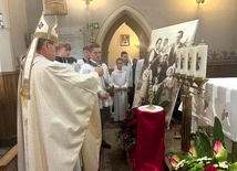 Relikwie z „bliźniaczej” parafii na Podkarpaciu będą otaczane modlitwą rodzin w podmławskiej wspólnocie.