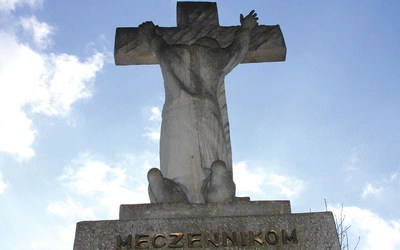 Pomnik „Męczennikom  za wiarę i ojczyznę” wystawiony w Soczewce zaprojektował ks. prał. Andrzej Kondracki. „Gdy człowiek całym ciężarem i grzechami swego życia oprze się o krzyż, gdy zaufa Bogu, to wtedy ten krzyż zacznie go dźwigać”  – mówił kapłan.