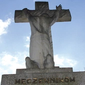 Pomnik „Męczennikom  za wiarę i ojczyznę” wystawiony w Soczewce zaprojektował ks. prał. Andrzej Kondracki. „Gdy człowiek całym ciężarem i grzechami swego życia oprze się o krzyż, gdy zaufa Bogu, to wtedy ten krzyż zacznie go dźwigać”  – mówił kapłan.