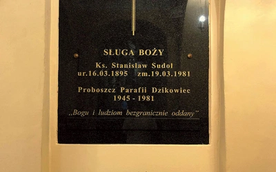 Tablica w kościele w Dzikowcu przypomina o życiu i posłudze kapłana, który całym sercem służył Panu i ludziom.