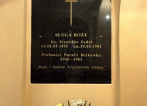 Tablica w kościele w Dzikowcu przypomina o życiu i posłudze kapłana, który całym sercem służył Panu i ludziom.