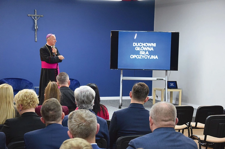 Wykład inauguracyjny pt. „Aparat bezpieczeństwa PRL wobec Kościoła katolickiego” wygłosił bp M. Solarczyk.